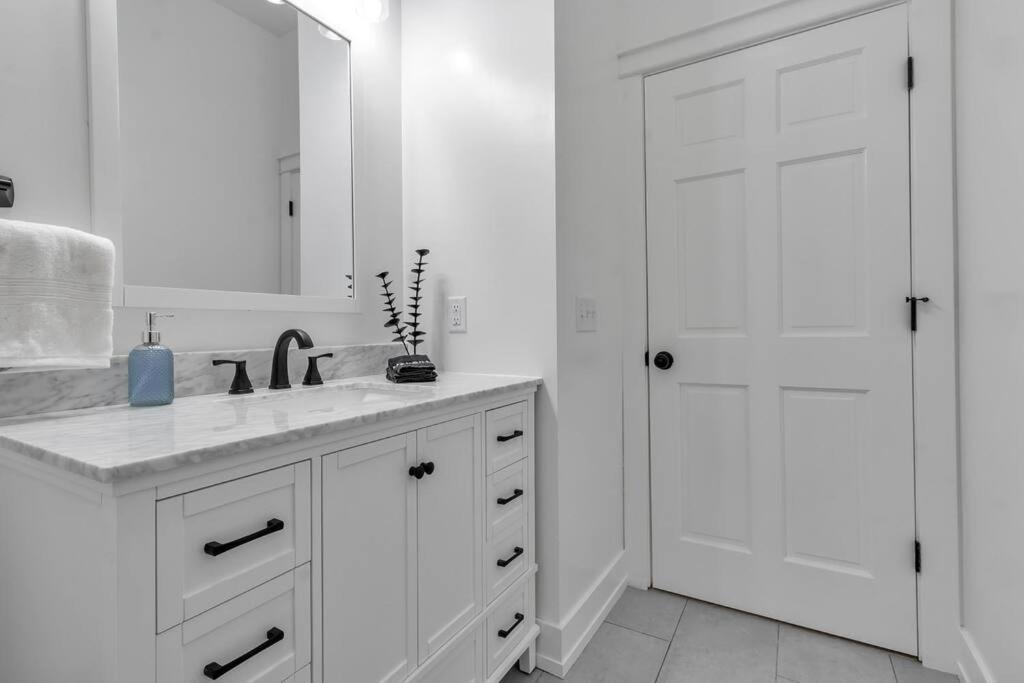 Carriage House Loft - King Bed And Garage Parking Apartment Buffalo Bagian luar foto
