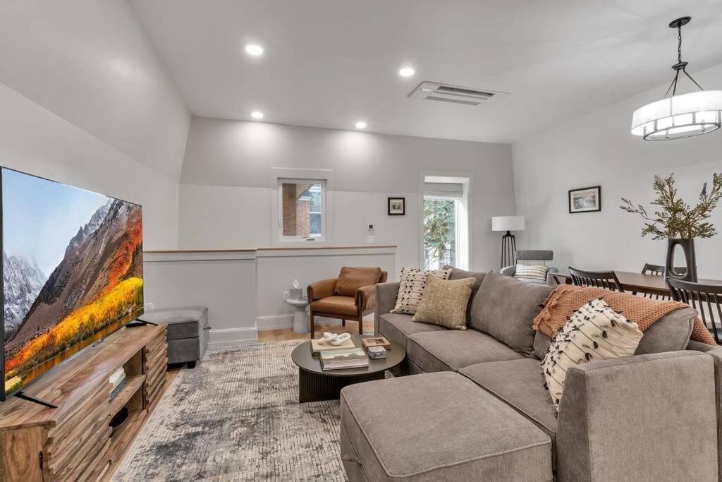 Carriage House Loft - King Bed And Garage Parking Apartment Buffalo Bagian luar foto