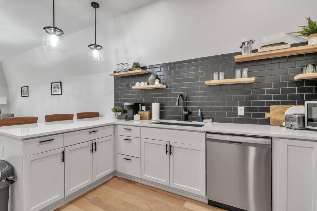 Carriage House Loft - King Bed And Garage Parking Apartment Buffalo Bagian luar foto