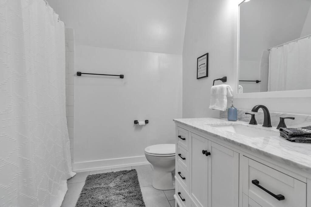 Carriage House Loft - King Bed And Garage Parking Apartment Buffalo Bagian luar foto