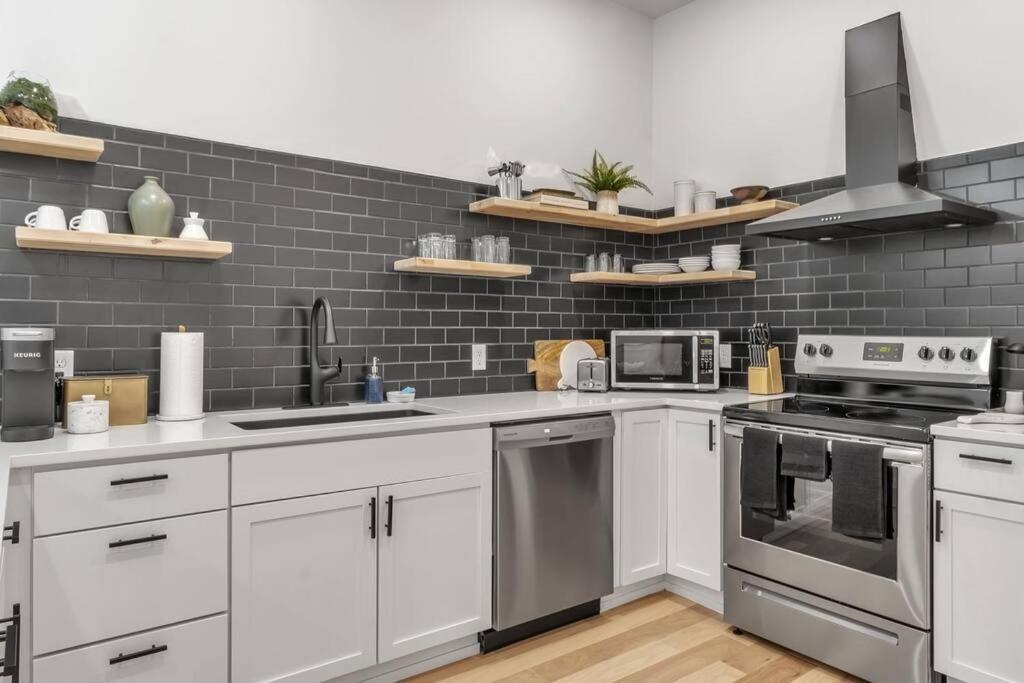 Carriage House Loft - King Bed And Garage Parking Apartment Buffalo Bagian luar foto