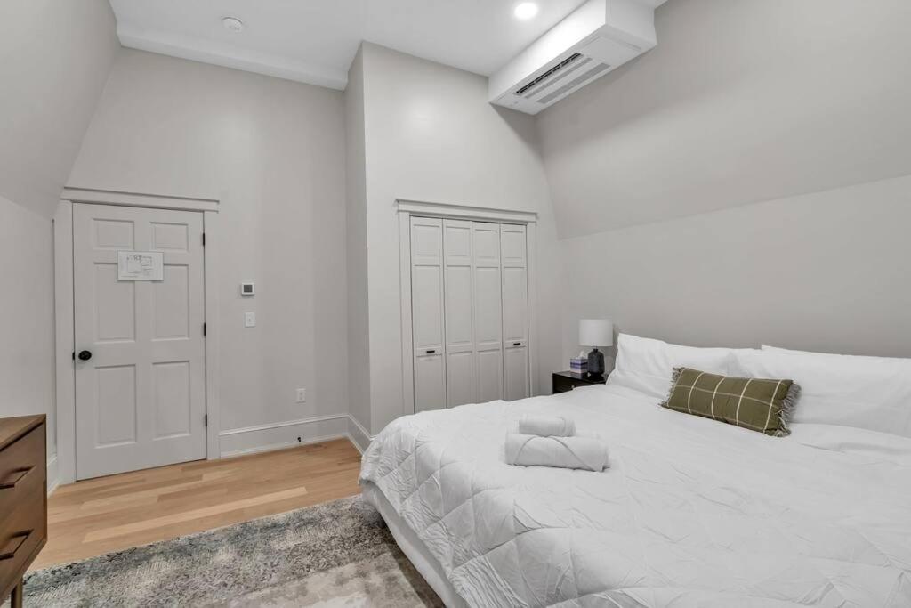 Carriage House Loft - King Bed And Garage Parking Apartment Buffalo Bagian luar foto