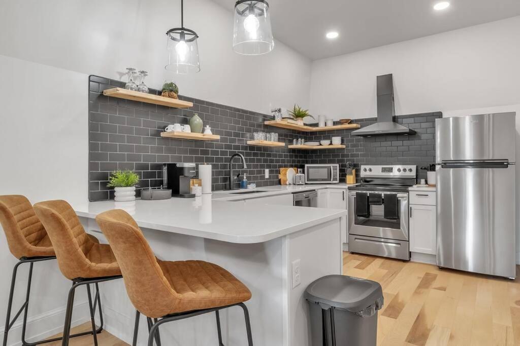 Carriage House Loft - King Bed And Garage Parking Apartment Buffalo Bagian luar foto